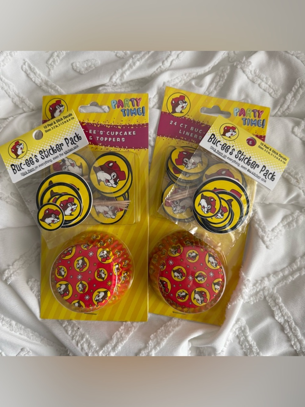 ❤️ Lot 68 Buc-ees Cupcake Liners & Toppers NIP gas TX party VHTF stickers decals